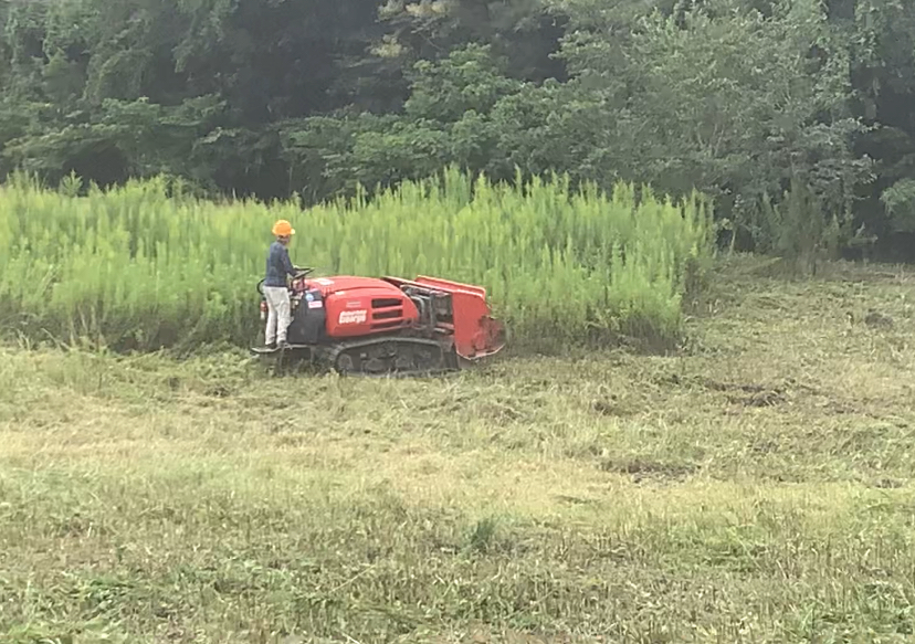 草刈施工中